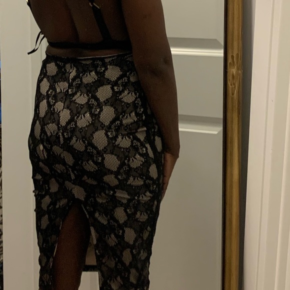 . Small midi open back. Cutout lace v deck dress - Picture 6 of 6